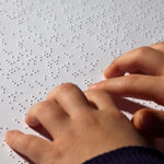 personne en train de lire du braille